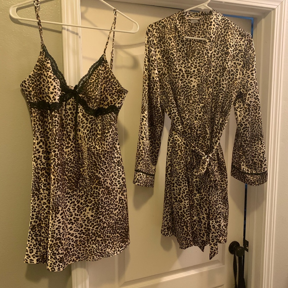 Short Peignoir set.  Leopard print